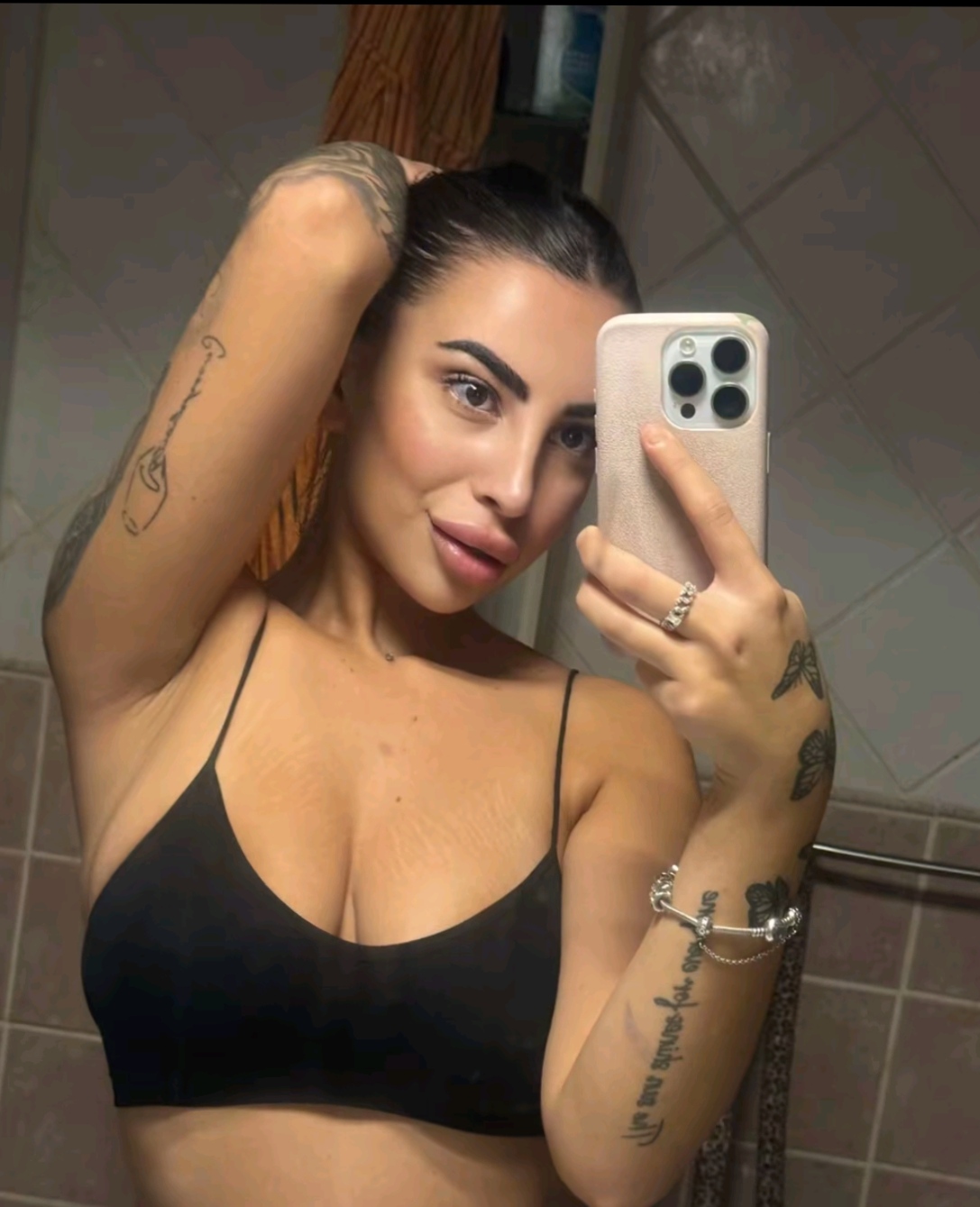 Cheri Row spogliarellista italiana